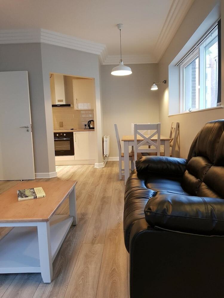 2 Bedroom Apartment Near The 3 Arena