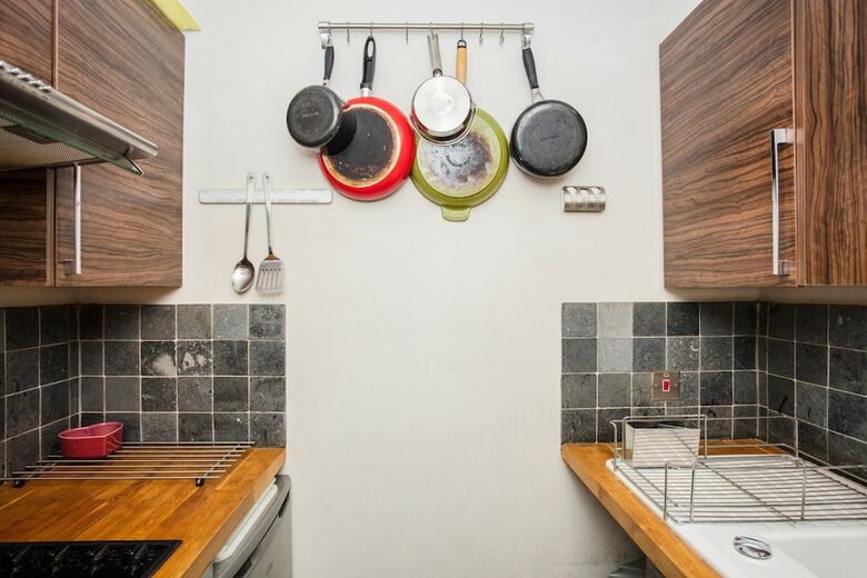 2 Bedroom Central London Apartment With Balcony