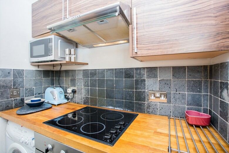 2 Bedroom Central London Apartment With Balcony