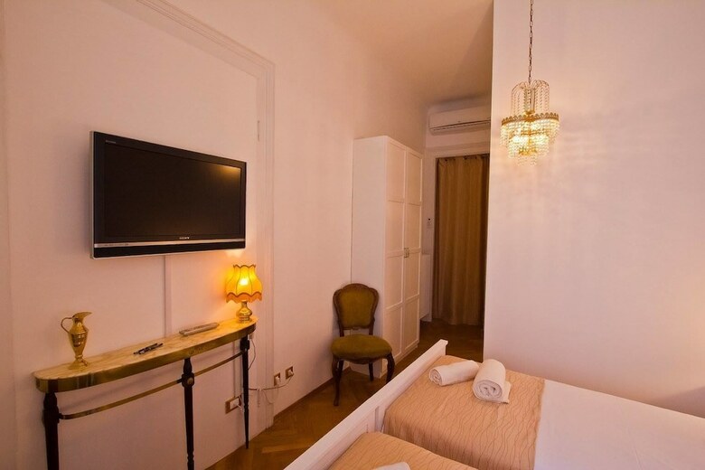 Golden Rooms Bed & Breakfast