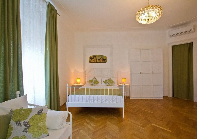Golden Rooms Bed & Breakfast