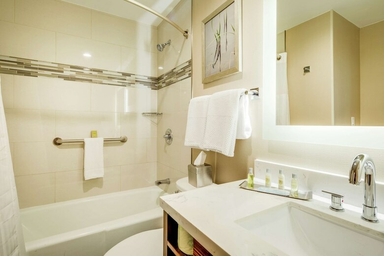 Hotel Doubletree By Hilton Huntington