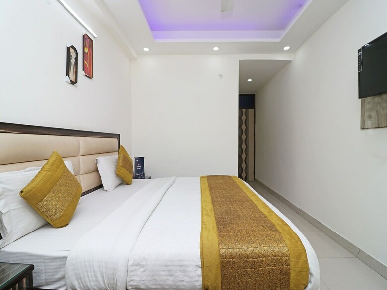 Oyo 11633 Hotel Sweet Palace