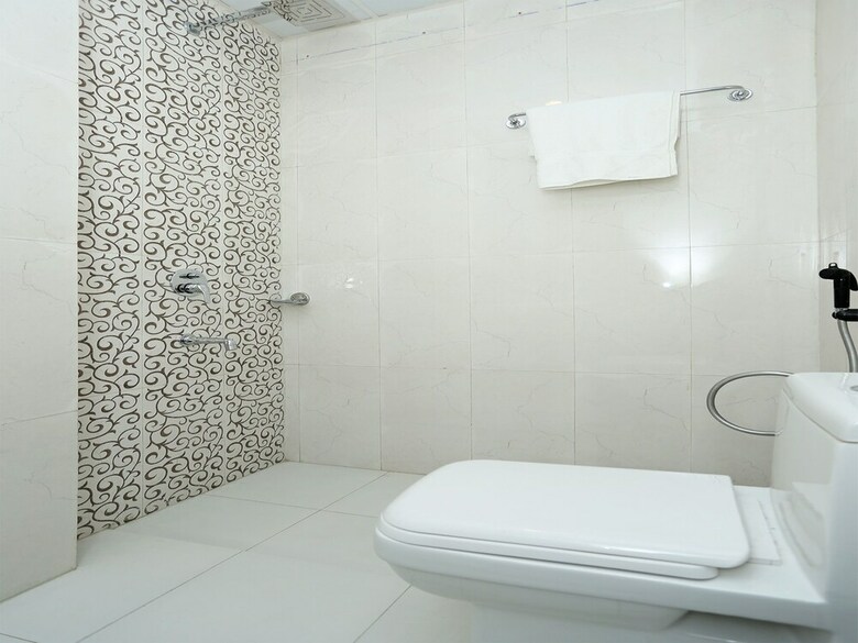 Oyo 11852 Hotel Aerostay Inn