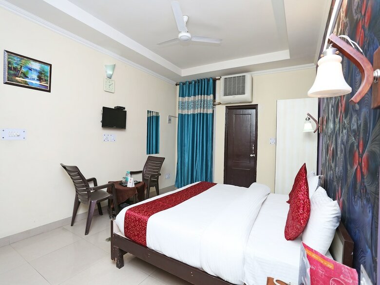 Oyo 12784 Hotel Roomers