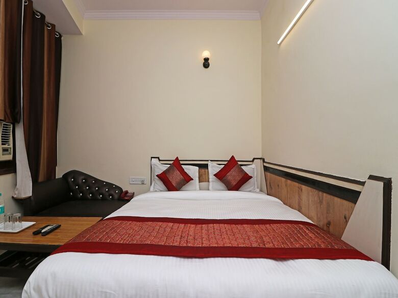 Oyo 12419 Hotel Silver Shine