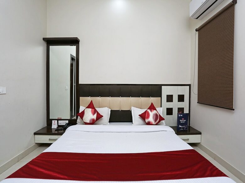 Hotel Oyo 13475 Kn Plaza