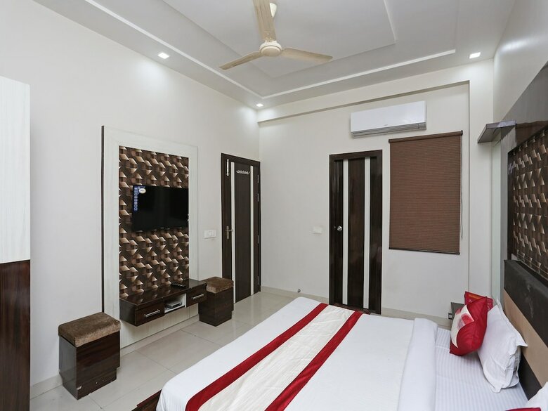 Hotel Oyo 13475 Kn Plaza