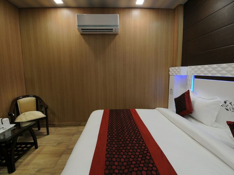 Hotel Oyo 12148 Flyover Inn