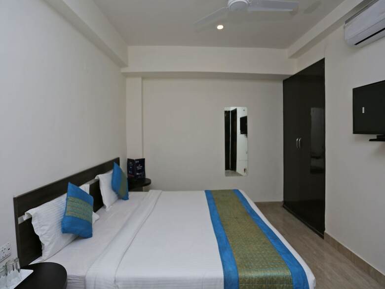 Oyo 12171 Hotel Sky View