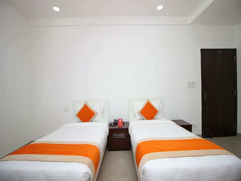 Hotel Oyo 9915 Petals Inn