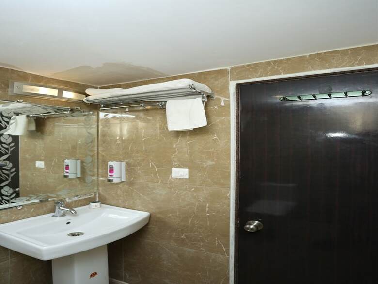 Oyo 11546 Hotel Csfc