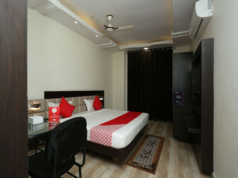 Oyo 11546 Hotel Csfc