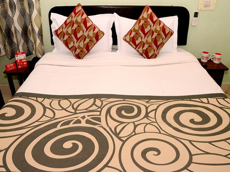 Hotel Oyo 4255 The Crown Plaza