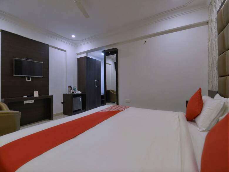 Oyo 12694 Hotel Bauji Palace