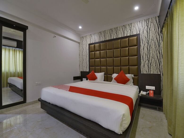 Oyo 12694 Hotel Bauji Palace