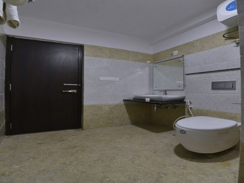 Oyo 12694 Hotel Bauji Palace