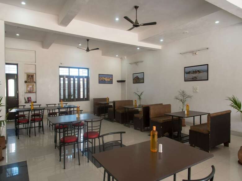 Oyo 11743 Hotel Shree Krishna