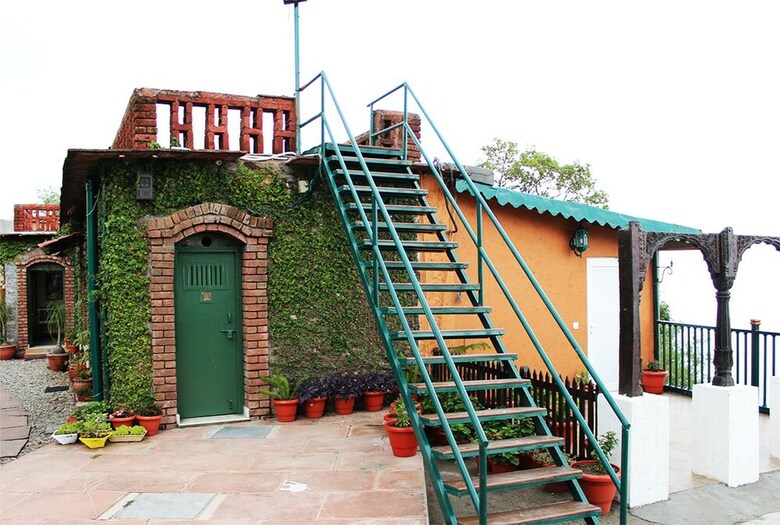 Hotel Jharipani Castle