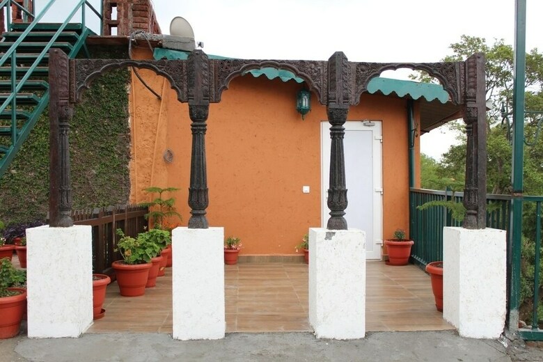 Hotel Jharipani Castle