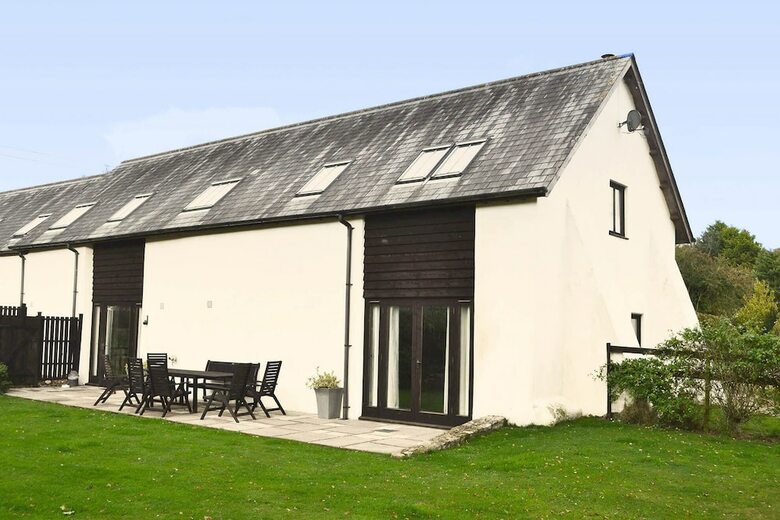 Beautifully Converted 400-year-old Threshing Barn In East Devon. Pet-friendly.
