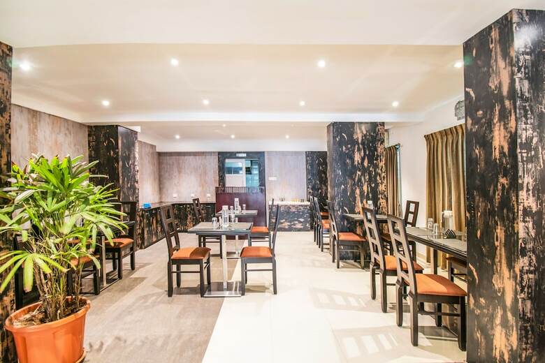 Fabhotel Jansi Deluxe Gandhipuram
