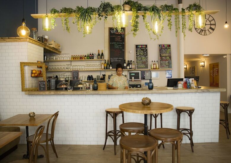 Hostal Georges Hostel & Caf�