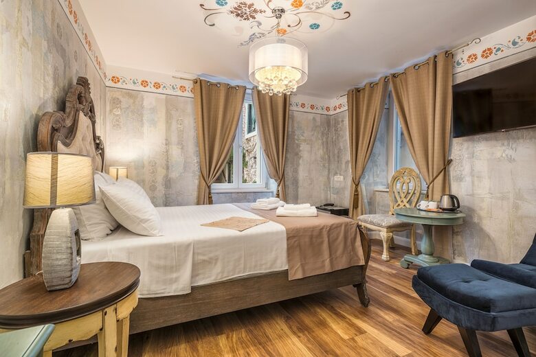 Hotel Plaza Marchi Old Town