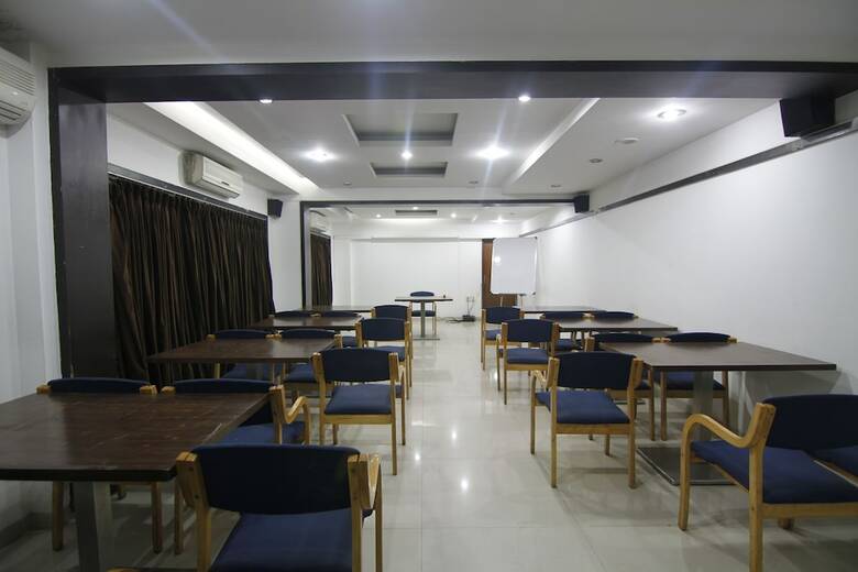 Fabhotel Lakme Executive Fc Road