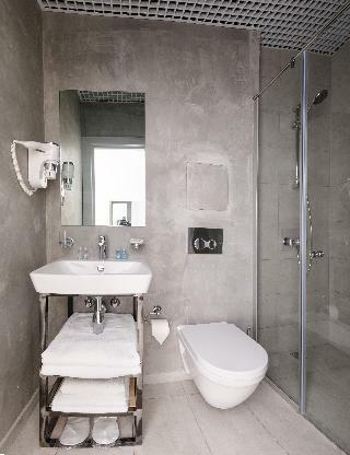 Custos Riverside Hotel