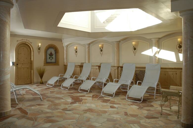 Hotel Belvedere & Paradise Club Center