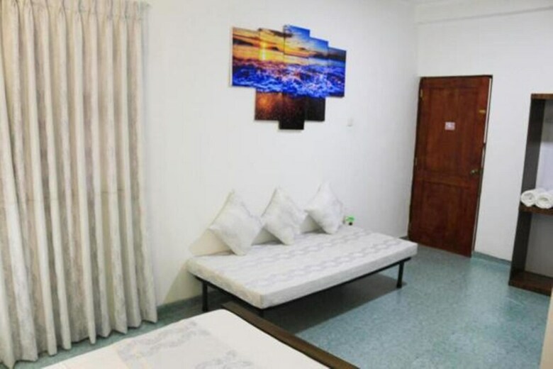 Hotel Yoho Travellers Residence