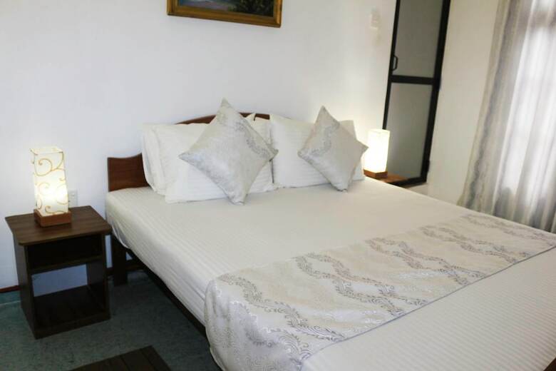 Hotel Yoho Travellers Residence