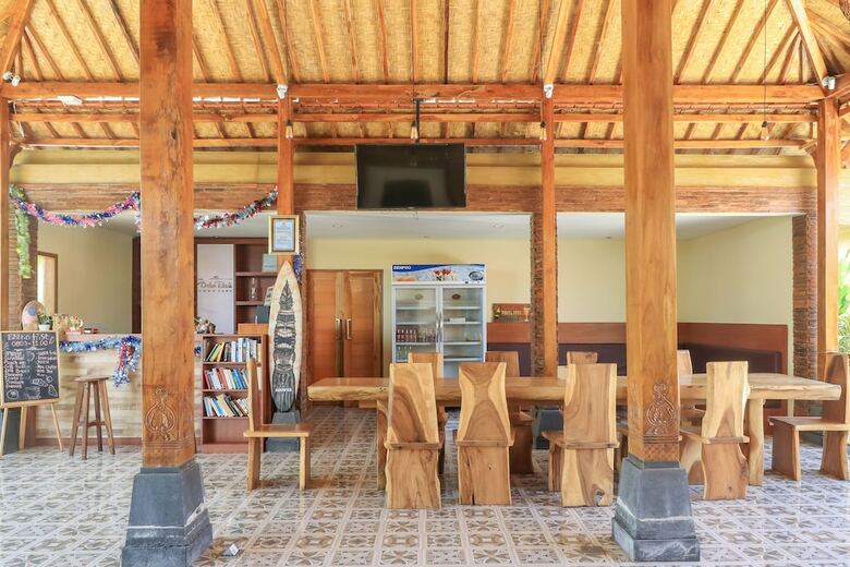 Bed & Breakfast Ocho Bali Surf Camp