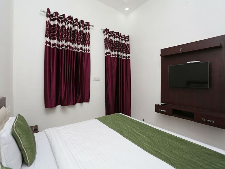 Hotel Oyo 14971 C D Guest House