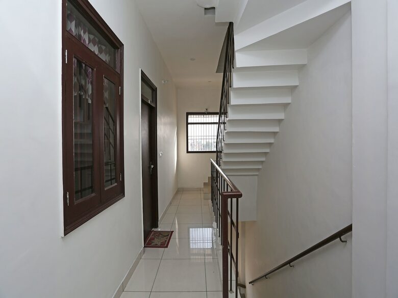 Hotel Oyo 14971 C D Guest House
