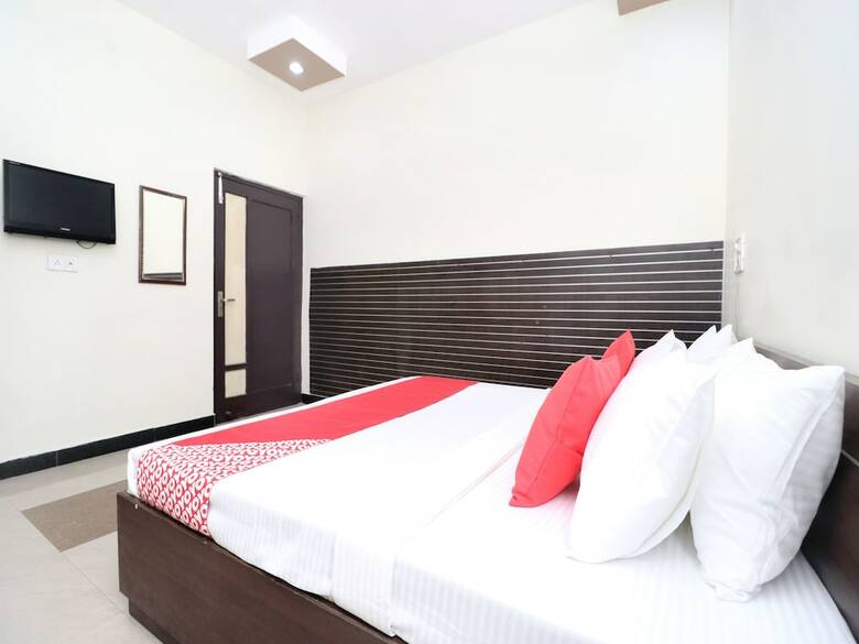 Oyo 14860 Hotel Silver Star