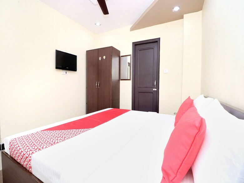 Oyo 14860 Hotel Silver Star