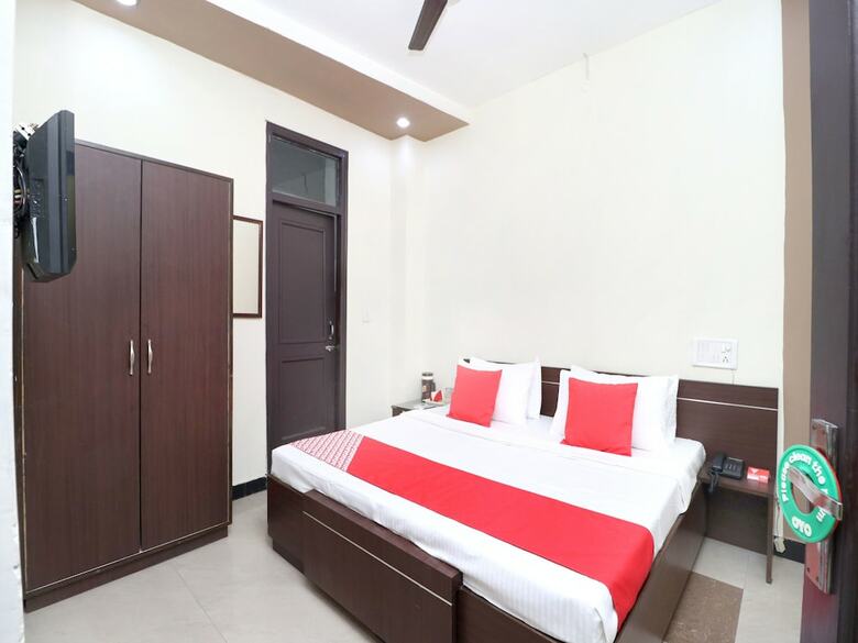 Oyo 14860 Hotel Silver Star