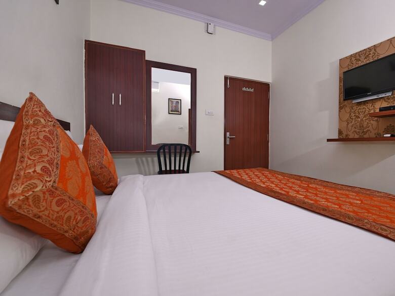 Hotel Oyo 14571 Century Plaza