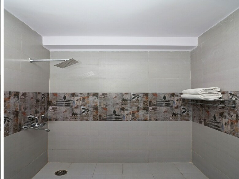 Hotel Oyo 11877 Royal Residency