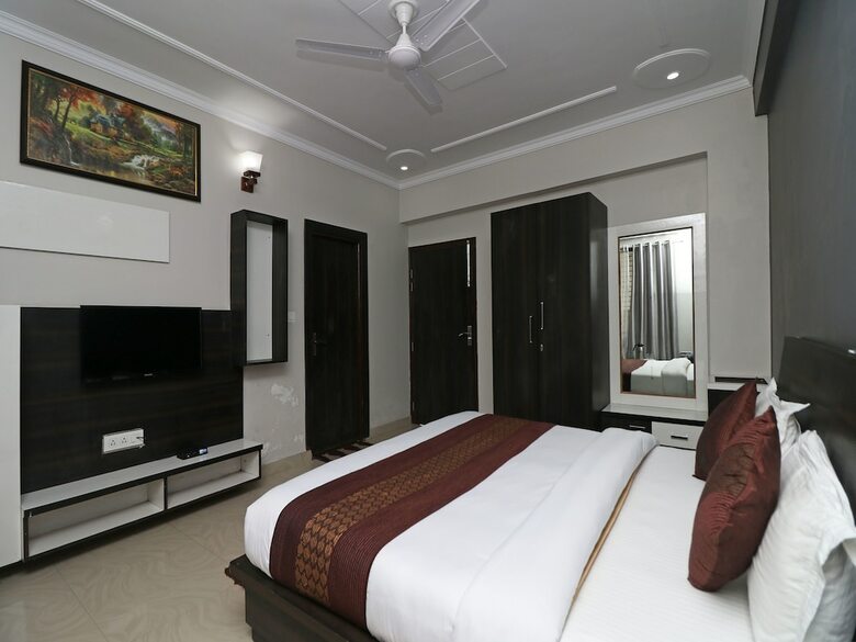 Hotel Oyo 11877 Royal Residency