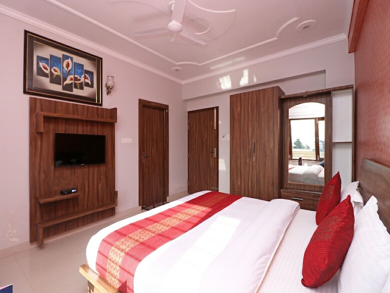 Hotel Oyo 11877 Royal Residency