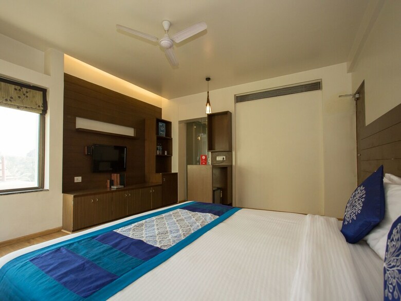 Oyo 11219 Hotel Corporate Stay