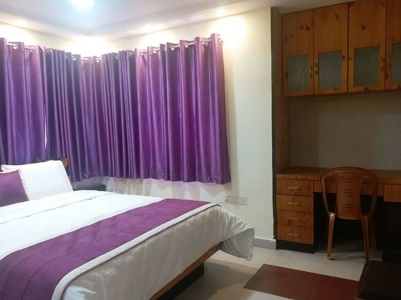 Hotel Oyo 12812 Four Seasons Villa