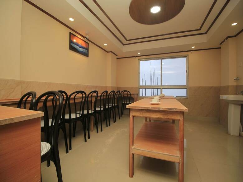 Hotel Oyo 12370 Royal Sarava