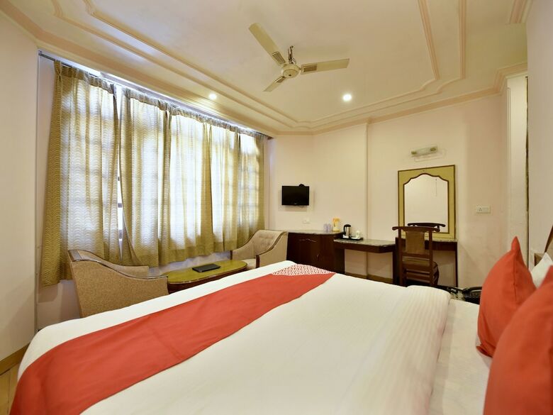 Hotel Oyo 12274 Royal Palace