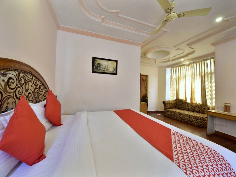 Hotel Oyo 12274 Royal Palace