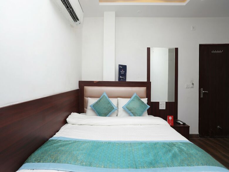 Oyo 12503 Hotel Corner Point