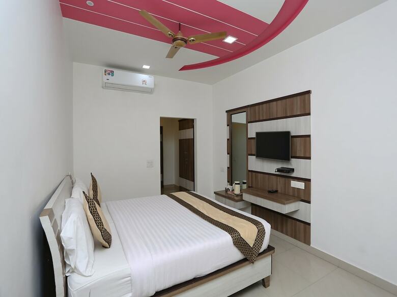 Capital O 10970 Hotel Krishna Palace